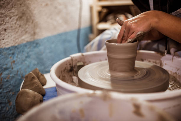 potter en el trabajo - throwing wheel fotografías e imágenes de stock