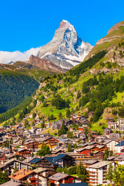 traditional houses in zermatt, switzerland - travel vertical tourist switzerland imagens e fotografias de stock
