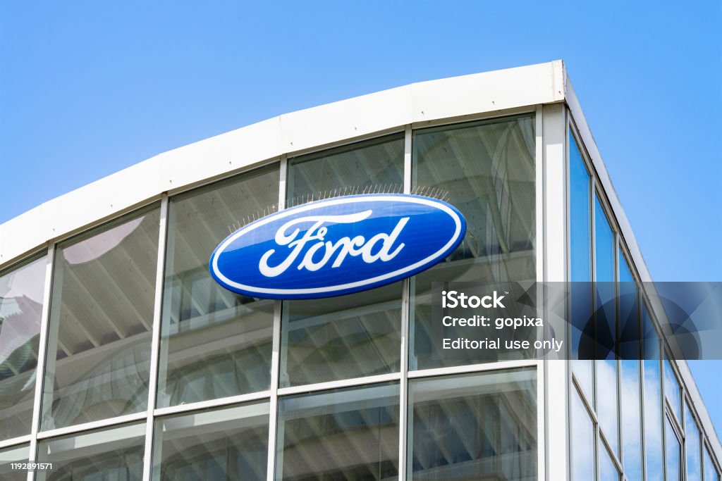 Logo von Ford in einem Autohaus - Lizenzfrei Ford Stock-Foto