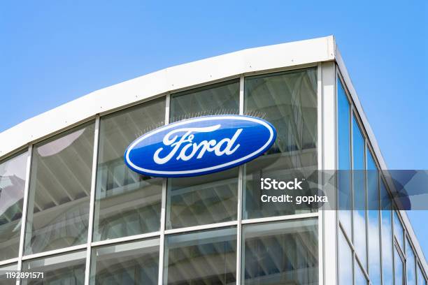 Logo Von Ford In Einem Autohaus Stockfoto und mehr Bilder von Ford - Ford, Logo, Autohandlung