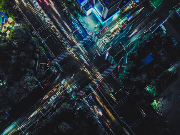 夜のシティストリートクロッシングのトップビュー - taxi transportation motion city ストックフォトと画像