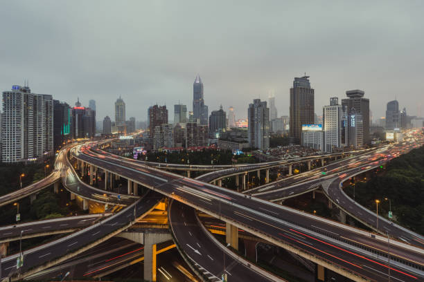 ラッシュアワーでの陸橋と市内交通の空中写真 - aerial view shanghai technology multiple lane highway ストックフォトと画像