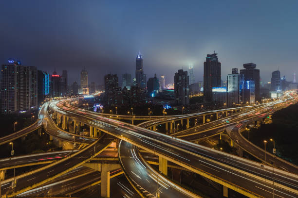 vista aérea del paso elevado y el tráfico de la ciudad en rush hour - shanghai car speed driving fotografías e imágenes de stock