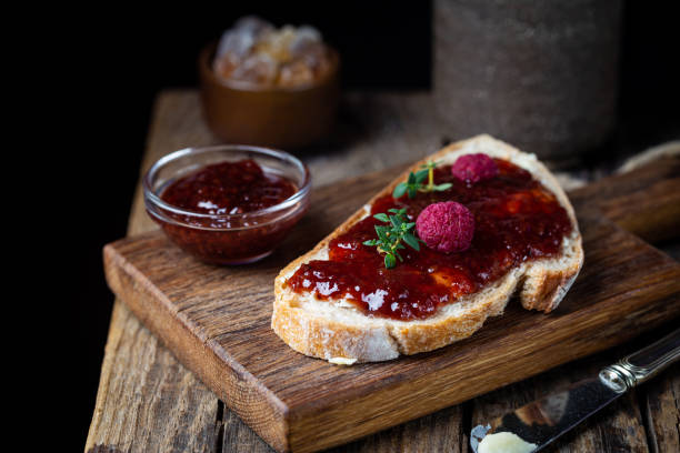 chleb ze słodkim dżemem malinowym - toast bread berry appetizer zdjęcia i obrazy z banku zdjęć