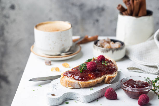 brot mit süßer himbeermarmelade - toast preserves breakfast bread stock-fotos und bilder