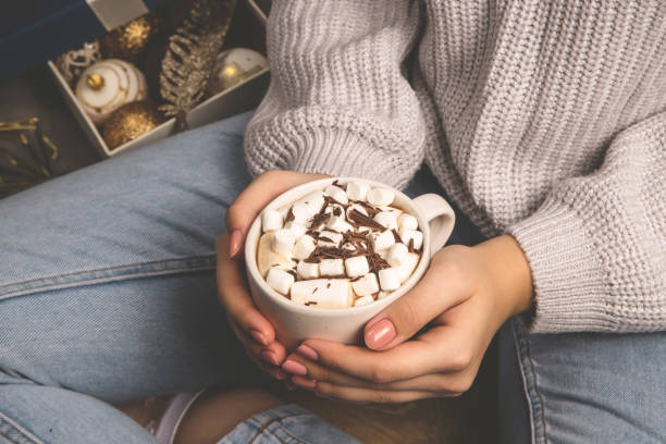 hot sweet cocoa christmas drink in female hands. - hot chocolate hot drink heat drinking imagens e fotografias de stock