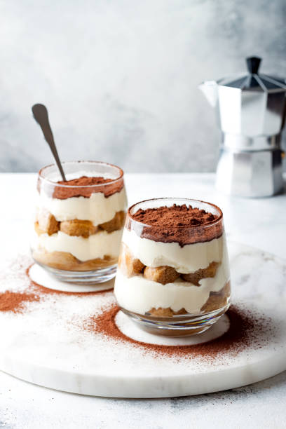 tiramisù da dessert tradizionale italiano in un bicchiere. - dessert tiramisu gourmet food foto e immagini stock