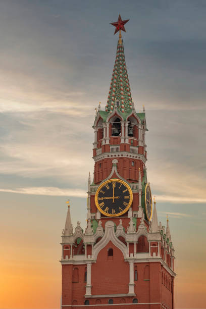 kremlin - uma fortaleza no centro de moscou. - russia red paving stone moscow russia - fotografias e filmes do acervo