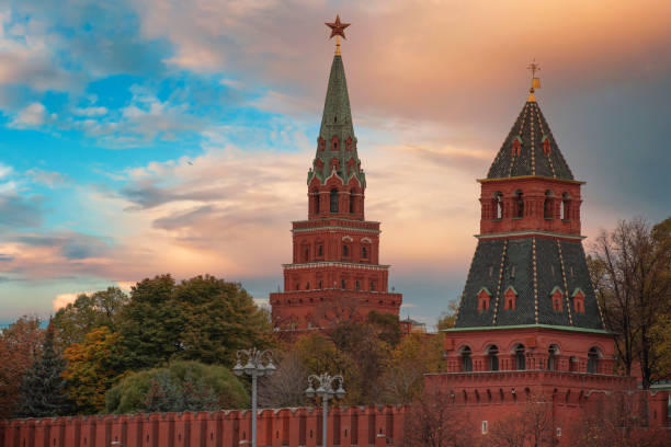 kremlin - uma fortaleza no centro de moscou. - russia red paving stone moscow russia - fotografias e filmes do acervo