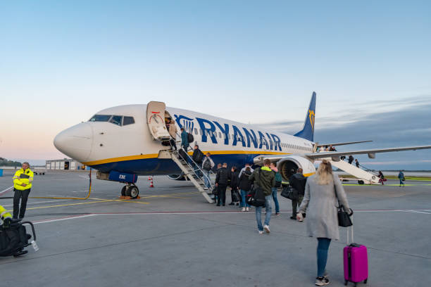 passengers boarding ryanair aircraft on stockholm skavsta airport. - sodermanland imagens e fotografias de stock