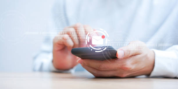close up employee man hand typing on smartphone device for open unread e-mail list or send mail to partner and customer with virtual interface for global financial and business concept cerrar la escritura manual del hombre empleado en el dispositivo del teléfono inteligente para abrir una lista de correo electrónico no leída o enviar correo a un socio y cliente con interfaz virtual para el concepto financiero y empresarial global