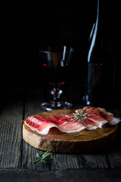 이탈리아 어 프로슈토 또는 자몽 - thin portion salami meat 뉴스 사진 이미지
