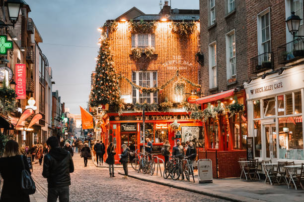 знаменитый паб temple bar в дублине - city street street walking tree стоковые фото и изображения