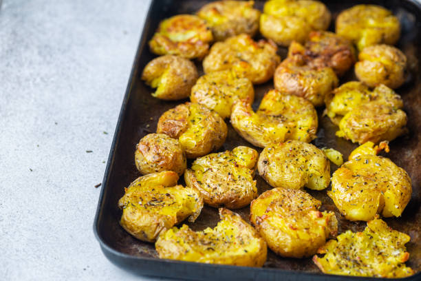 patatas destrozadas caseras - smashed potatoes fotografías e imágenes de stock