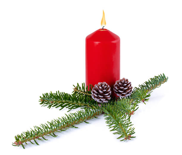 クリスマスの装飾 - 赤い燃えるろうそく、スプルースブランチとコーンは影の反射と白い背景に隔離されています。針葉樹の小枝、松の円錐、赤いろうそくを炎とするxmasの動機。 - pine tree pine cone branch isolated ストックフォトと画像
