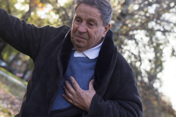 старший человек, страдающий от сердечного приступа - human hand help pain heart attack стоковые фото и изображения