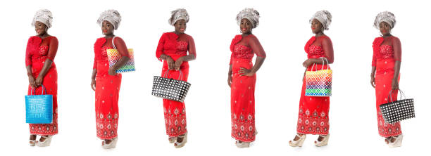 ensemble de femme africaine dans les vêtements taditional rouges avec des sacs fourre-tout isolés - nigeria african culture dress smiling photos et images de collection