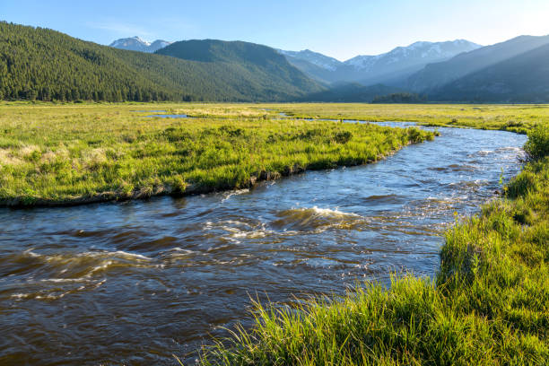 frühlingssonnenuntergang am big thompson river - abendsonne scheint auf den rauschenden big thompson river im moraine park im rocky mountain national park, colorado, usa. - big thompson river stock-fotos und bilder