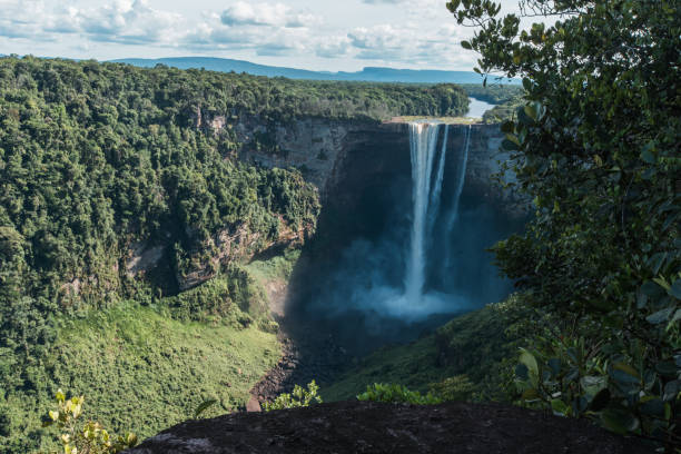 vista aérea do kaieteur cai, guiana, américa do sul - beauty in nature natural phenomenon waterfall falling water - fotografias e filmes do acervo