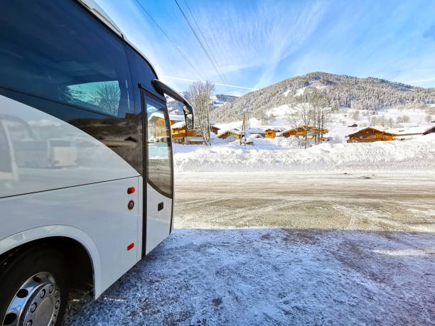 스키 리조트로가는 버스 여행 - tourism day winter mountain peak 뉴스 사진 이미지