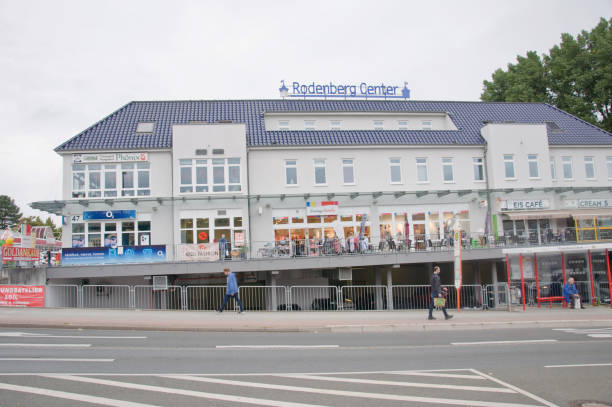 visitantes e clientes fora do centro de rodenberg em dortmund aplerbeck, alemanha. - community center cafeteria restaurant cafe - fotografias e filmes do acervo