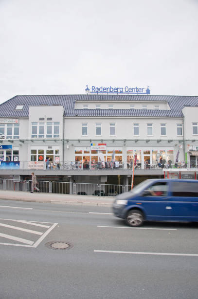 автомобилисты проезжая мимо rodenberg center в дортмунде aplerbeck, германия. - franchising concepts brand name road sign стоковые фото и изображения