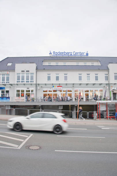 kierowcy przejeżdżający obok rodenberg center w dortmundzie aplerbeck, niemcy. - 7700 zdjęcia i obrazy z banku zdjęć
