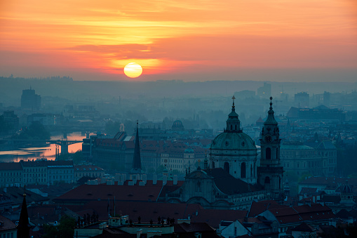 Amanecer detrás de la torre de la iglesia de San Nicolás, Praga, República Checa photo