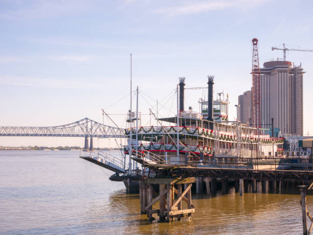 new orleans raddampfer im mississippi river in new orleans, lousiana - new orleans steamboat orleans new stock-fotos und bilder