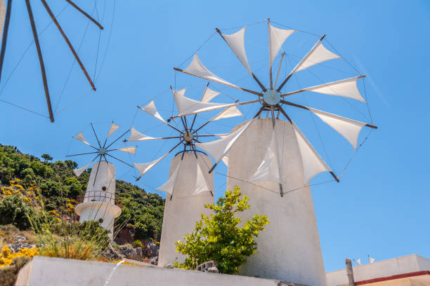 molinos de viento en las montañas cerca de la meseta de lassithi - rock mill fotografías e imágenes de stock