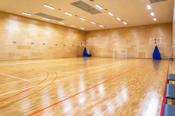 innenraum des leeren modernen basketball- oder fußball-hallensportplatzes - court building stock-fotos und bilder