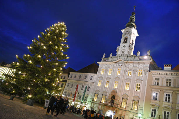 On the historic town square of Steyr (Upper Austria) every year in Advent, a beautiful, lit Christmas tree is set up.