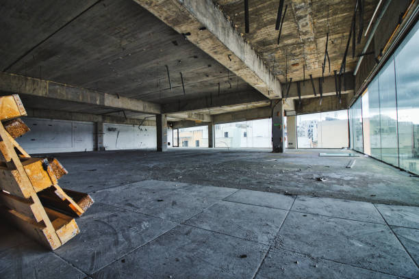 wnętrze pustej podłogi biurowca w budowie - abandoned factory warehouse dark zdjęcia i obrazy z banku zdjęć