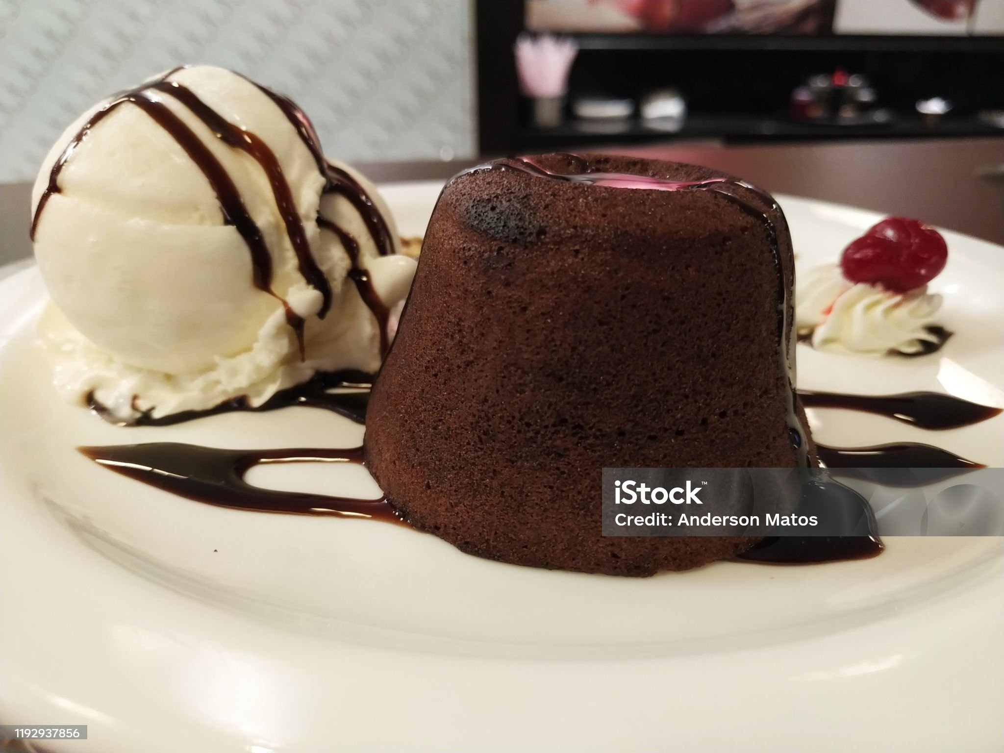 Bolo JoJo recheado com geleia e cobertura de chantilly