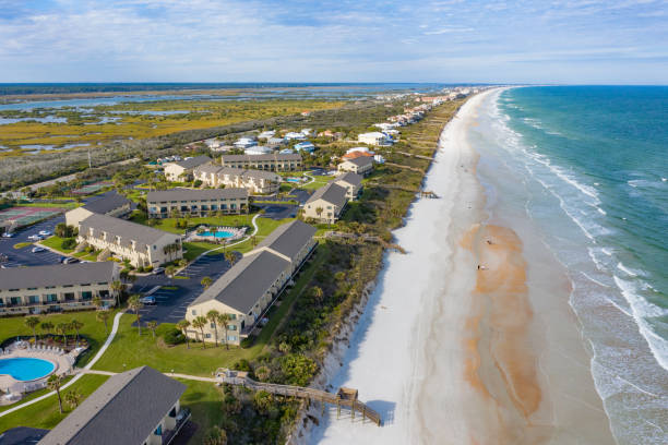 crescent beach w pobliżu st. augustine na florydzie - full length florida tropical climate residential structure zdjęcia i obrazy z banku zdjęć