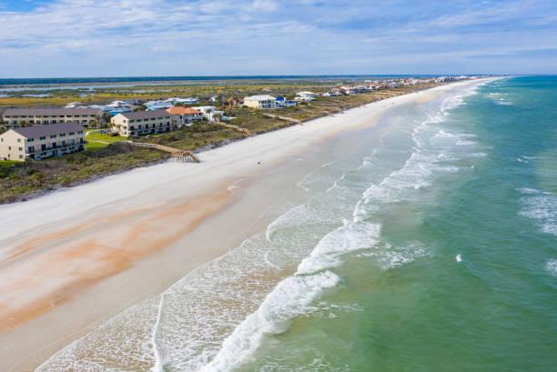 praia crescente perto de st. augustine, florida - full length florida tropical climate residential structure - fotografias e filmes do acervo