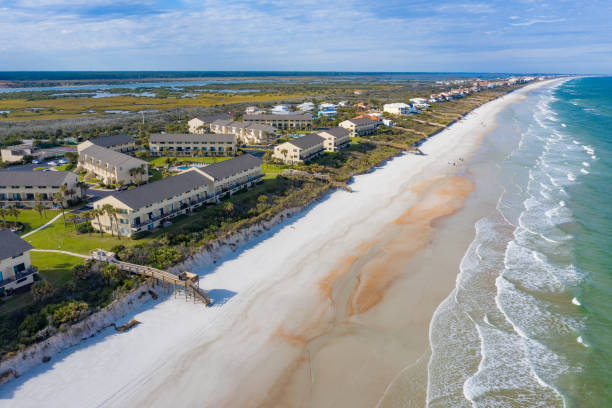 praia crescente perto de st. augustine, florida - full length florida tropical climate residential structure - fotografias e filmes do acervo