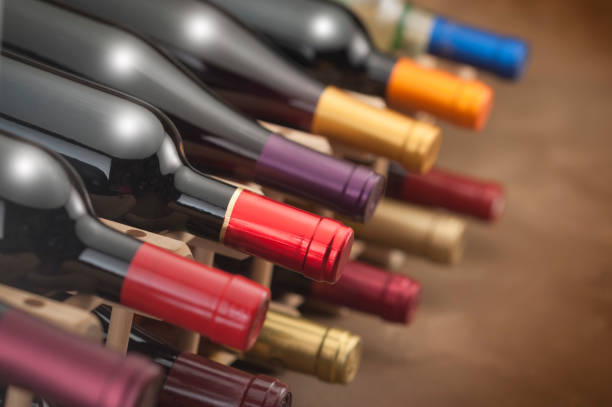rotweinflaschen auf dem weinregal - wine cellar wine bottle grape stock-fotos und bilder