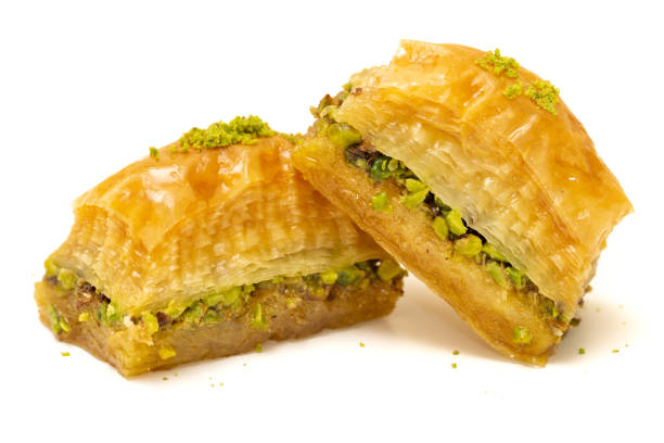 pistacho turco baklava sobre un fondo blanco - baklawa fotografías e imágenes de stock