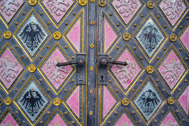 detail der basilika-tür in vysehrad - beautiful horizontal prague czech republic stock-fotos und bilder