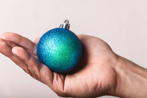 休日が来ています! - christmas ball christmas ornament human hand ストックフォトと画像