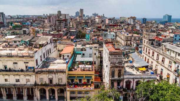 l'avana, cuba skyline del centro. l'avana, cuba. - hotel war foto e immagini stock