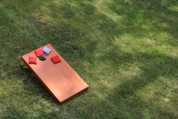 vue à angle élevé de bean bag toss corn hole game sacs rouges et plate-forme en bois - cornhole leisure games outdoors color image photos et images de collection