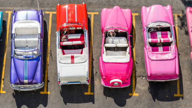 hawana , kuba. kolorowe samochody. - cuba cuban culture car collectors car zdjęcia i obrazy z banku zdjęć