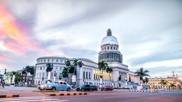 l'avana, cuba. edificio del campidoglio. - taxi retro revival havana car foto e immagini stock