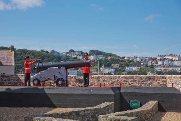 guardias disparando la pistola del día del mediodía en castle cornet, st. peter port, guernsey, islas del canal - gun turret fotografías e imágenes de stock