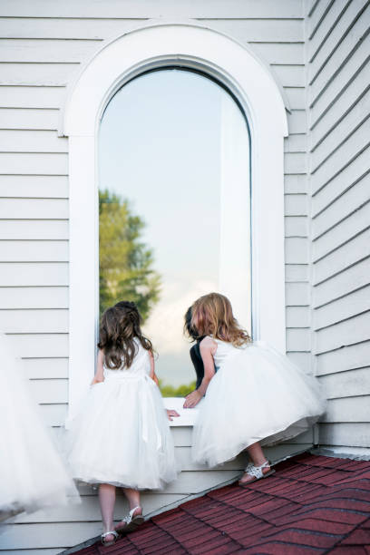 istock Innocent girls peeking 1193028479