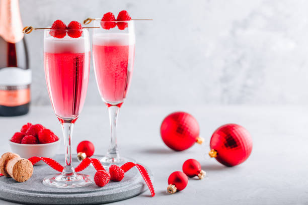 mimosa al lampone rosa cocktail con champagne o prosecco - champagne pink strawberry champaigne foto e immagini stock