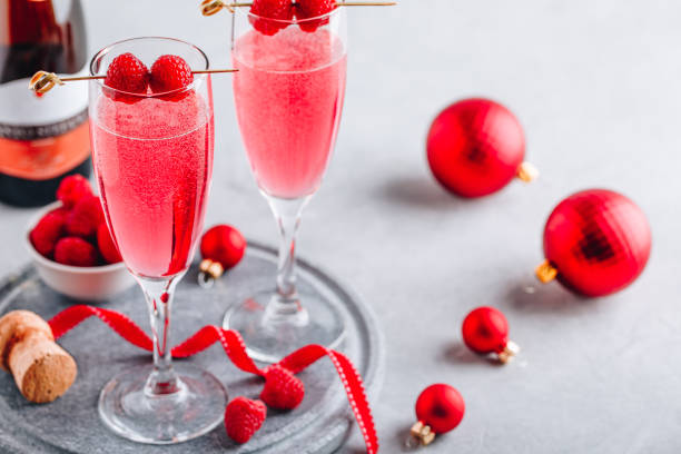 mimosa al lampone rosa cocktail con champagne o prosecco - champagne pink strawberry champaigne foto e immagini stock