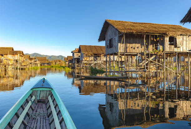 village flottant à le lac d'inle, myanmar - stilts photos et images de collection